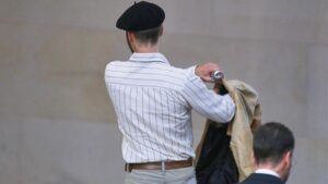 Klöckner verteidigt Rauswurf von Linken-Abgeordnetem mit Mütze