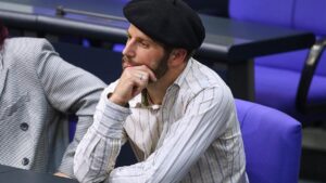 Linken-Politiker wegen Baskenmütze aus Bundestagssitzung geworfen