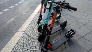 Schnieder will Parken von E-Scootern auf Gehwegen einschränken