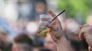 Gesundheitsminister fordern Verbot von begleitetem Alkoholkonsum