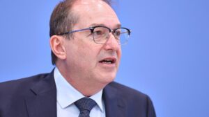 Dobrindt warnt vor wachsender Gewalt junger Extremisten Dobrindt warnt vor wachsender Gewalt junger Extremisten