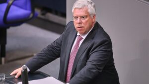 Hardt für umfassende Waffenlieferungen an Israel