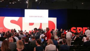 SPD setzt Parteitag fort – Debatte über AfD-Verbot im Fokus
