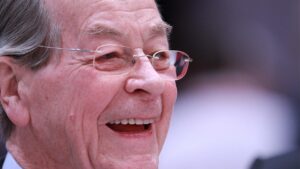 Müntefering begrüßt Debatte über längeres Arbeiten Müntefering begrüßt Debatte über längeres Arbeiten