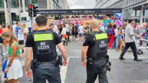 Queer-Beauftragte fordert Schutz sexueller Identität im Grundgesetz Queer-Beauftragte fordert Schutz sexueller Identität im Grundgesetz