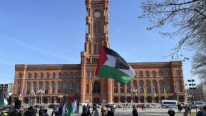 Berliner Linke für palästinensische Flagge vor Rotem Rathaus Berliner Linke für palästinensische Flagge vor Rotem Rathaus