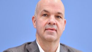 Fratzscher begrüßt Merz-Vorstoß für allgemeines Pflichtjahr