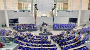 Abgeordnete sollen im Bundestag auf "Srebrenica-Blume" verzichten Abgeordnete sollen im Bundestag auf "Srebrenica-Blume" verzichten