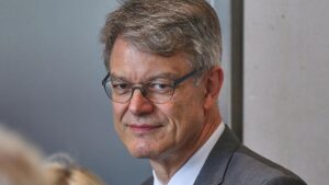 Schnieder will mit Reformen Bahn pünktlicher machen Schnieder will mit Reformen Bahn pünktlicher machen