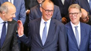 Linke kritisiert "Investitionsgipfel": "Großunternehmen hofiert" Linke kritisiert "Investitionsgipfel": "Großunternehmen hofiert"