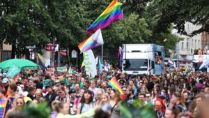 Hunderttausende bei Berliner CSD – Festnahmen bei Gegendemo Hunderttausende bei Berliner CSD – Festnahmen bei Gegendemo