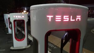 Tesla evakuiert Mitarbeiter nach Brand von Batteriezellen Tesla evakuiert Mitarbeiter nach Brand von Batteriezellen