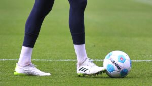 DFB-Pokal: Schalke setzt sich in Verlängerung gegen Lok durch DFB-Pokal: Schalke setzt sich in Verlängerung gegen Lok durch