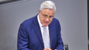 CDU-Außenpolitiker Röttgen: "Putin will die Ukraine auslöschen" CDU-Außenpolitiker Röttgen: "Putin will die Ukraine auslöschen"