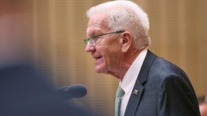 Kretschmann nennt Kurs der Grünen Jugend "illusionär und falsch" Kretschmann nennt Kurs der Grünen Jugend "illusionär und falsch"