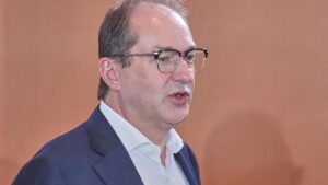 Dobrindt kritisiert Debatte über Kosten von Verbeamtungen Dobrindt kritisiert Debatte über Kosten von Verbeamtungen