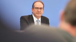 Dobrindt verteidigt umstrittene Späh-Software von Palantir Dobrindt verteidigt umstrittene Späh-Software von Palantir