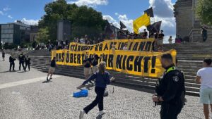 "Identitäre Bewegung" versucht ARD-Sommerinterview zu stören "Identitäre Bewegung" versucht ARD-Sommerinterview zu stören