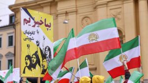 Angehörige iranischer Regime-Opfer fordern Maßnahmen gegen Teheran