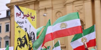 Angehörige iranischer Regime-Opfer fordern Maßnahmen gegen Teheran