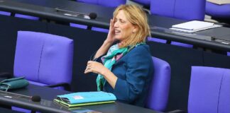 Prien lässt Förderprogramm "Demokratie leben" umbauen