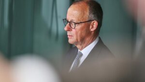 Forsa: AfD büßt leicht ein – Zufriedenheit mit Merz sinkt weiter