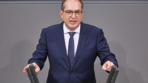 Dobrindt: "Polizeiliche und militärische Drohnenabwehr verzahnen"