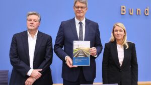 Al-Wazir gibt Bund Schuld für Probleme bei Deutscher Bahn