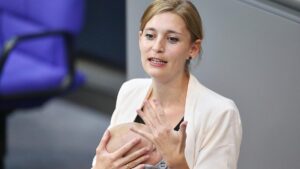Grünen-Angeordnete hält Rede mit Baby im Bundestag
