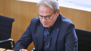 Thüringer Innenminister hält Verdacht gegen AfD aufrecht Thüringer Innenminister hält Verdacht gegen AfD aufrecht