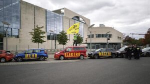 Auto-Gipfel: Greenpeace pocht auf zügigen Umstieg auf E-Mobilität