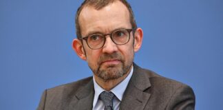 Verteidigungsausschuss-Chef warnt vor AfD-Spionage für Russland