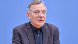 Van Aken wirft Merz Kolonialdenken vor