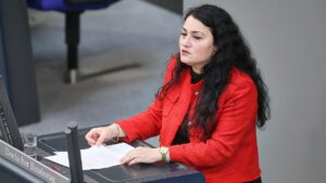 Kaddor fordert Dobrindt zu Syrien-Reise auf