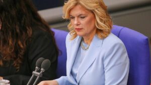 Bundestagspräsidentin Klöckner warnt vor "kulturellem Rabatt"