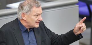 Linken-Chef van Aken hält Predigt in Hamburger Kirche