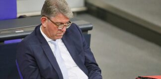 Anhaltende Kritik an Weimer wegen Gipfel und Interessenkonflikten