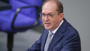 Dobrindt erwartet Hinwendung der AfD-Jugend zum Extremismus