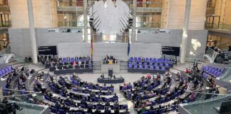 Knigge-Chef mahnt besseres Benehmen im Bundestag an