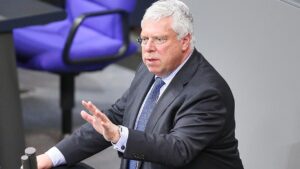 Hardt rechtfertigt Zurückhaltung zu Trump mit Ukraine-Gesprächen Hardt rechtfertigt Zurückhaltung zu Trump mit Ukraine-Gesprächen