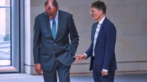 Lauterbach kritisiert Merz-Aussagen zu Krankenstand Lauterbach kritisiert Merz-Aussagen zu Krankenstand