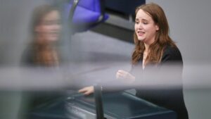 Neue Aufgabe für Ex-Grünen-Chefin: Lang geht in Petitionsausschuss Neue Aufgabe für Ex-Grünen-Chefin: Lang geht in Petitionsausschuss